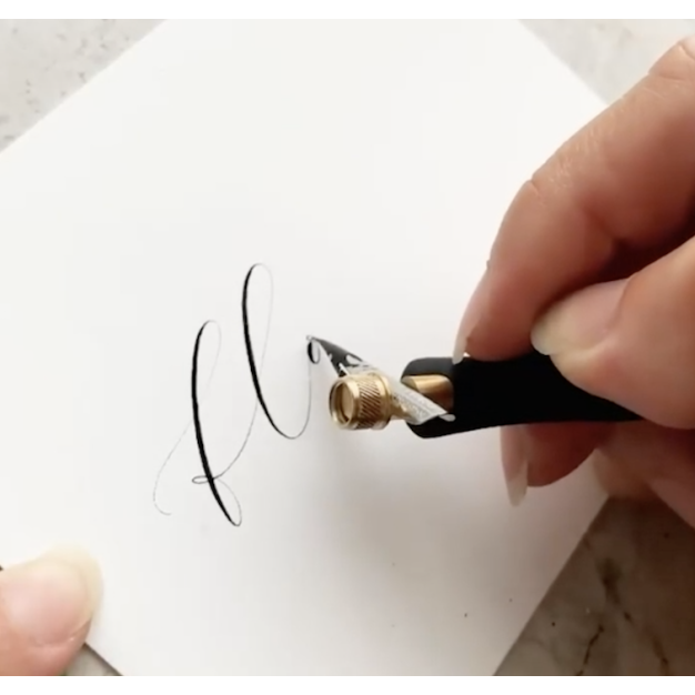Stylo de calligraphie Tom's Studio Flourish noir oblique