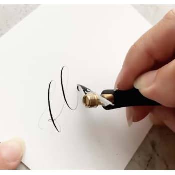 Stylo de calligraphie Tom's Studio Flourish noir oblique